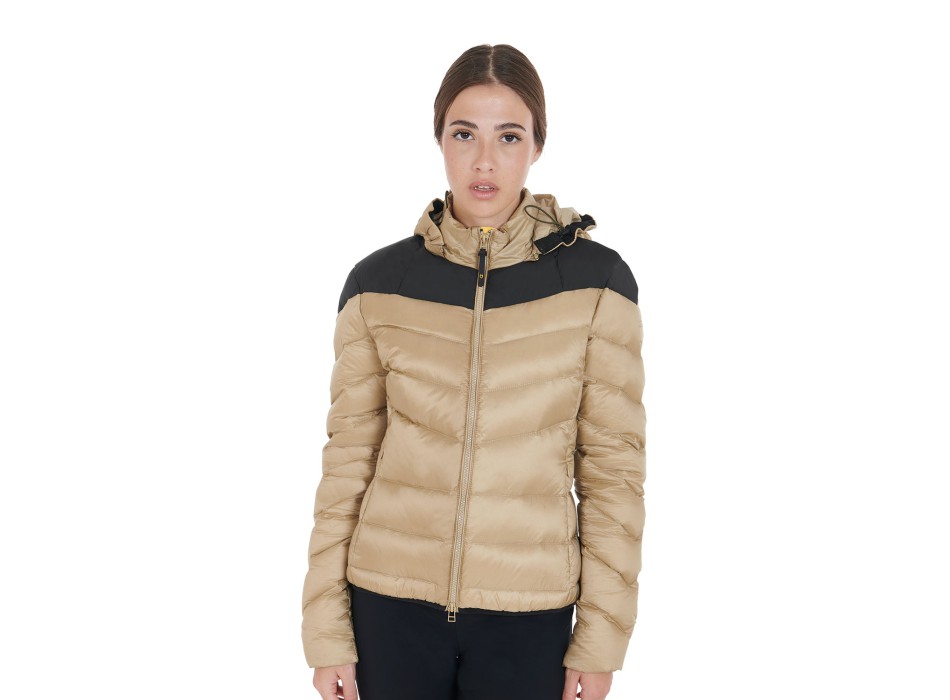 SLIM FIT DAUNENJACKE FÜR DAMEN MIT ABNEHMBARER KAPUZE